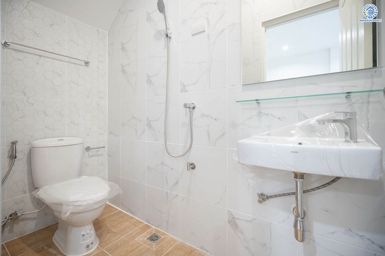 บ้านมือสองตกแต่งใหม่ โครงการ มิตรรุ่งเรือง จรัญสนิทวงศ์ เนื้อที่ 27 ตร.ว. ฟังก์ชัน 3 ห้องนอน 2 ห้องน้ำ จอดรถได้ 1 คัน บนทำเลศักยภาพ เชื่อมต่อหลายเส้นทาง ใกล้จุดขึ้นทางด่วน "ศรีรัช" และรถไฟฟ้าสายสีน้ำเงิน "สถานีไฟฉาย"